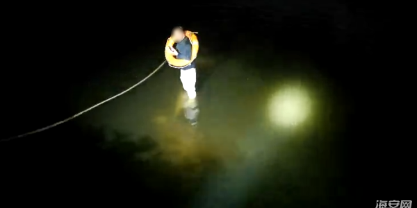 事发海安！4月11日凌晨，一男子站在河中央...