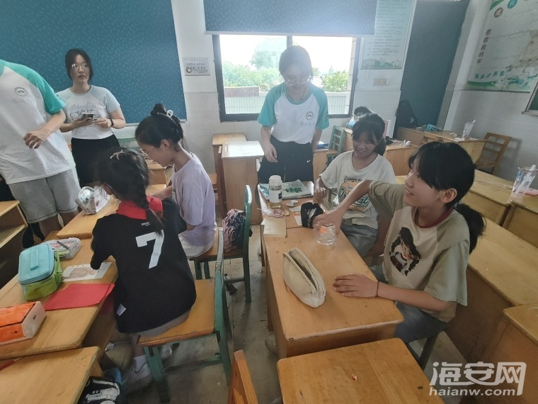 图为老师们在帮助孩子们完成游戏。