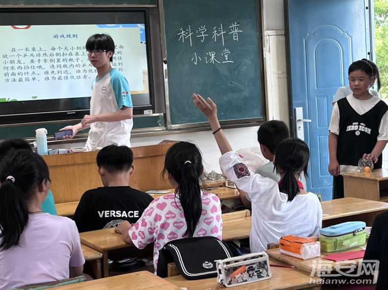 图为孩子们在积极举手回答问题，大胆分享自己的想法。