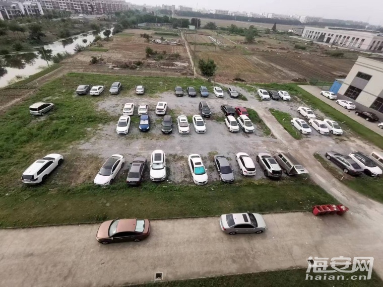 楼后停车场.jpg